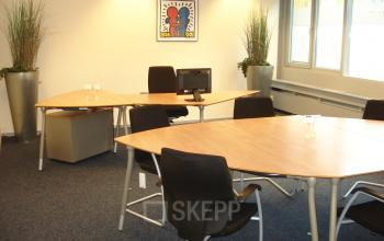 Modern office space rental at Eemweg 1-9 in Den Bosch with equipped workstations, bright lighting, and tasteful decor.