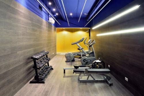 Modern office with a small gym, featuring exercise equipment and dumbbells, available for office space rental at Amerikastraat 3, Den Bosch.