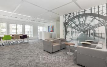 Modern office space rental at Stationsplein 91 in Den Bosch with comfortable seating and vibrant workspace ambiance.