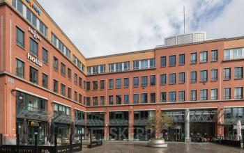 Modern office space rental at Stationsplein 91 in Den Bosch, showcasing a well-maintained exterior with commercial ground floor.