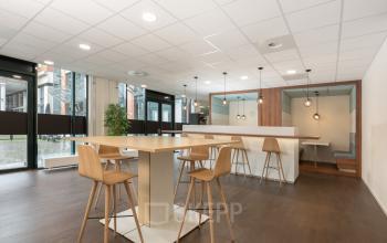 Modern office space rental at Stationsplein 91 in Den Bosch, featuring a clean design and comfortable seating area.