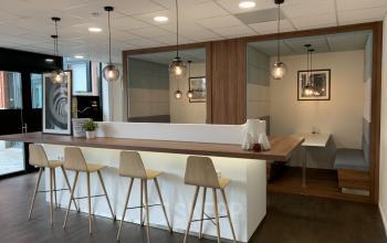 Modern office space rental at Stationsplein 91, Den Bosch, featuring a stylish bar-style seating area and contemporary lighting.