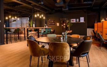 Stylish furnished workspaces available for rent office space at Bruistensingel 400, Den Bosch, featuring modern decor and a collaborative environment.