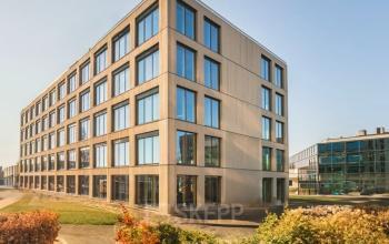 Modern office building at Hambakenwetering 1-kr, Den Bosch, featuring large windows and contemporary architecture. Ideal for office space rental with ample natural light.