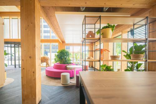 Bright and modern office space at Hambakenwetering 1-kr, Den Bosch. This inviting workspace features stylish furnishings, vibrant seating, and ample natural light, ideal for your next office space rental.