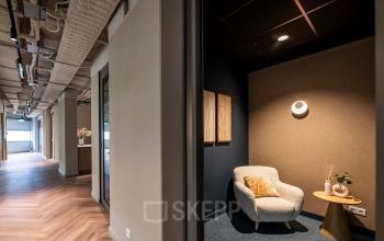 Modern office interior at Pettelaarpark 110, Den Bosch, featuring a cozy lounge area with stylish seating and decorative elements. Ideal for office space rental with a blend of comfort and functionality.