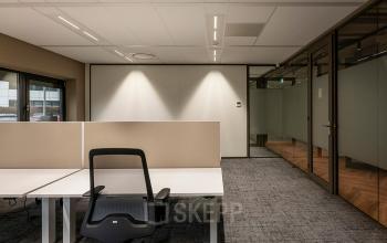 Modern office space at Pettelaarpark 110 in Den Bosch featuring sleek desks and ergonomic chairs, perfect for businesses seeking office space rental.
