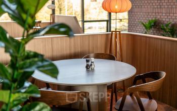 Cozy office space with round table and modern chairs at Hambakenwetering 5, perfect for office space rental needs.