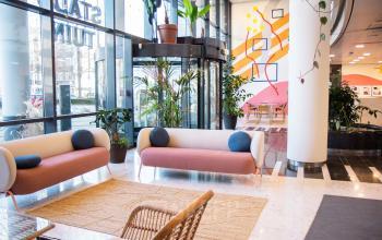 Modern reception area in Den Bosch with stylish seating and vibrant decor, ideal for first impressions in office space rental at Bruistensingel 500.