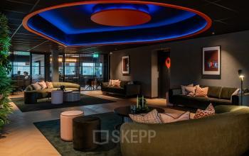 Spacious lounge area in an office to rent at Reitschweg 1, Den Bosch, featuring modern furniture and stylish decor ideal for relaxed business meetings.