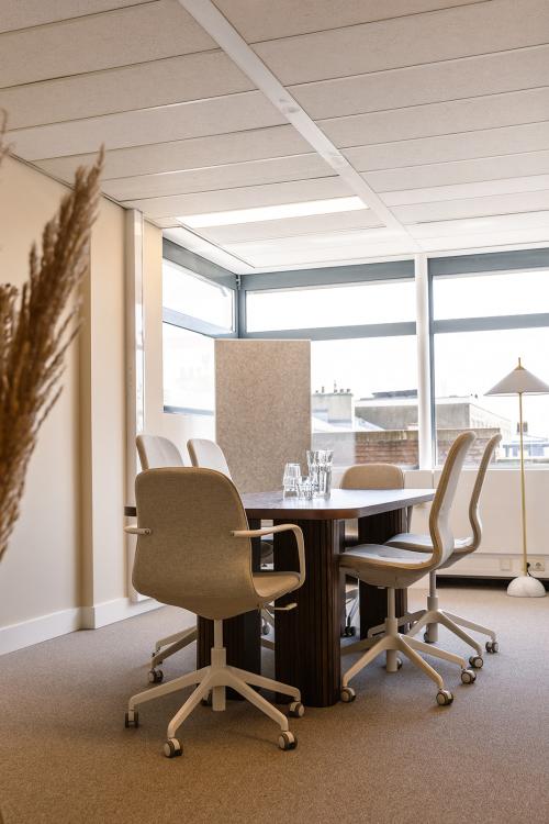 Furnished office space at Zeestraat 100, The Hague Center, featuring a conference table and chairs, available for office space rental.