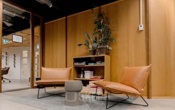 Cozy office to rent in The Hague Center at Fluwelen Burgwal 58, featuring a comfortable seating area with plants, ideal for welcoming guests or informal meetings.