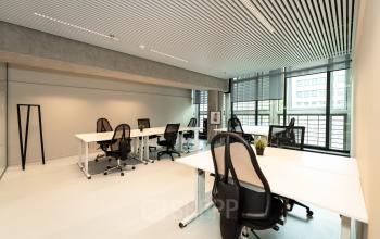 Office space for rent at Waldopstraat 5, The Hague Center featuring modern workstations with ergonomic chairs and computers.