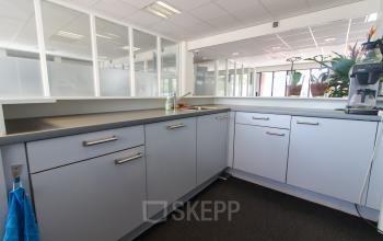 Bright, modern pantry space at Platinaweg 25 in The Hague Escamp, ideal for your office space rental needs.