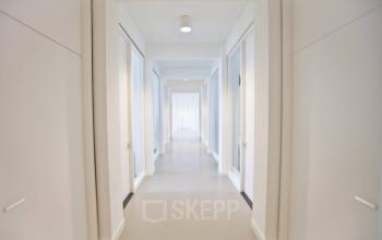 Modern corridor in The Hague office space rental at Zuid Hollandlaan 7, reflecting a professional atmosphere with clean, bright design.