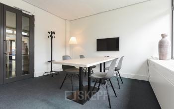 A furnished office space at Bezuidenhoutseweg 161 in The Hague Haagse Hout, featuring a table and chairs, perfect for office space rental.