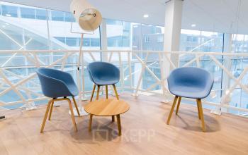Modern lounge area in Jan Pietersz. Coenstraat 7, The Hague Haagse Hout, with comfortable seating and natural light perfect for an office to rent.