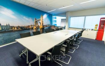 Bright conference room with a large table, chairs, and a vibrant mural of Tower Bridge, ideal for office space rental at Jan Pietersz. Coenstraat 7, The Hague Haagse Hout.