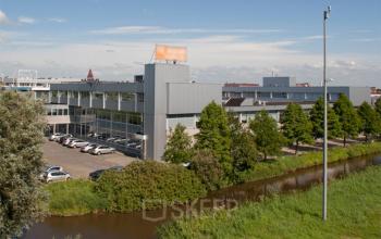 Modern office space rental at De Rijn 18-22 in The Hague Leidschenveen-Ypenburg with ample parking and green surroundings.