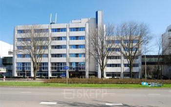 Exterior view of the office building at Johan de Wittlaan 7, The Hague Statenkwartier, showcasing six stories of modern architecture, ideal for office space rental.