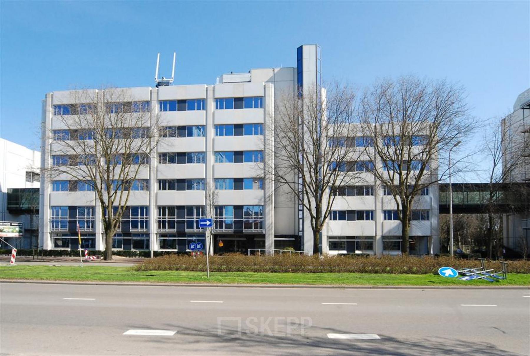 Exterior view of the office building at Johan de Wittlaan 7, The Hague Statenkwartier, showcasing six stories of modern architecture, ideal for office space rental.