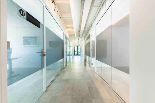 Modern office hallway with glass partitions in Keulenstraat 9, Deventer, ideal for office space rental.