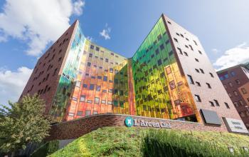 Exterior view of L' Arc en Ciel building at Zutphenseweg 29 in Deventer, ideal for office space rental opportunities.