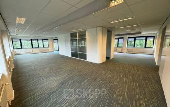 Spacious and well-lit office space available for rent on Keulenstraat 15 in Deventer, featuring large windows and modern flooring, ideal for creating customized workspaces.