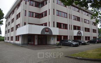 Exterior view of rentable office space at Keulenstraat 1, Deventer. The building features parking spaces and multiple office rental opportunities.