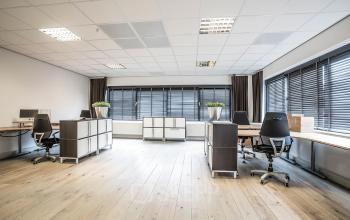 gemeubileerde gestoffeerde kantoorruimte deventer zweedsestraat bureau's bureaustoelen parket ramen uitzicht modern eigentijds inspirerend