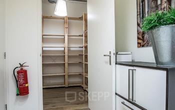 kantoorruimte te huur deventer zweedsestraat kastje opslagruimte parket schilderij plant huur