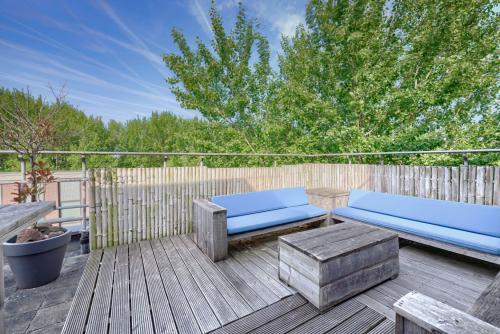 Outdoor office lounge at Wisselwerking 40-48, Diemen, featuring wooden deck and seating perfect for relaxation or informal meetings.