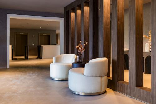 Modern office entrance at Diemerhof 42 in Diemen with comfortable seating and decorative accents. Ideal for office space rental.