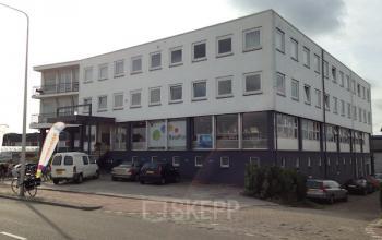 Exterior view of office building located at Weesperstraat 118 in Diemen. The white multi-story building has parking space in front and is a prominent spot for office space rental.