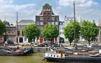 buitenzijde kantoorpand dordrecht haven boten parkeerruimte entree ingang