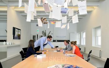 kantoor dordrecht wolwevershaven tafel stoelen lampen ramen uitzicht schilderij