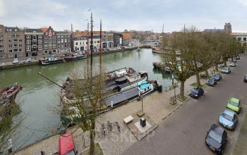 uitzicht op water haven parkeerruimte straat bomen boten kantoorpand dordrecht
