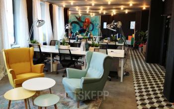Hippe und gemütliche Coworking-Area mit Arbeitsplätzen und Sesseln