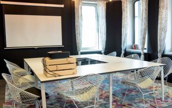 Konferenzraum mit Leinwand