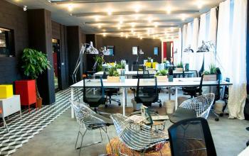 Fantastisch eingerichteter Coworking-Bereich mit vielen Arbeitsplätzen