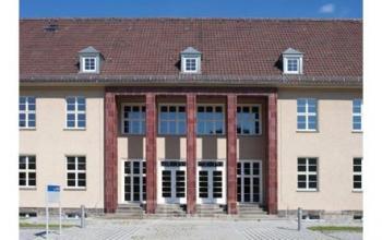 Beeindruckende Außenansicht des Bürogebäudes in Dresden, zur Wetterwarte