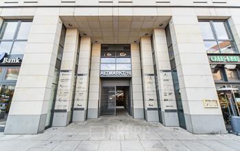 Beeindruckender Eingangsbereich des Bürogebäudes in Dresden
