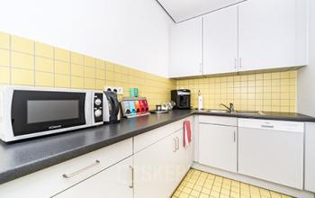 Voll ausgestattete Küche der Bürofläche in Dresden