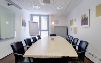 Großer Konferenzraum des Bürogebäudes in Düsseldorf