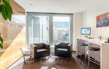 Bequeme Business Lounge in dem Bürogebäude in Düsseldorf