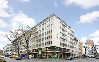 Beeindruckende Außenansicht des Bürogebäudes in Düsseldorf-Altstadt