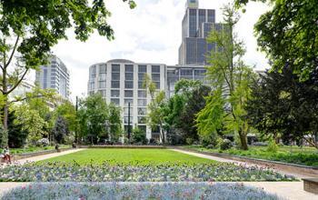 Eindrucksvolle Außenansicht der Büroimmobilie in Düsseldorf