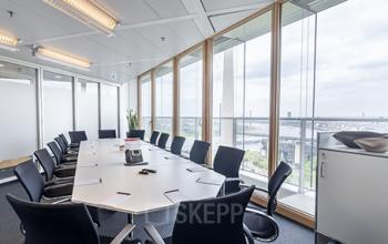 Großer Konferenzraum des Bürogebäudes in Düsseldorf