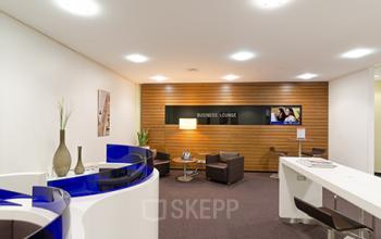 Bequeme Business-Lounge im Bürogebäude in Düsseldorf