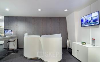 Moderne Business Lounge des Bürogebäudes in Düsseldorf-Medienhafen